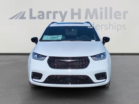 New 2026 Chrysler Pacifica Limited image 8