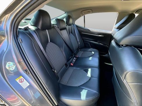 Used 2018 Toyota Camry SE FWD image 19