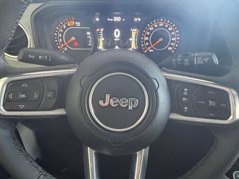 Used 2025 Jeep Wrangler Unlimited Sahara AWD/4WD image 27