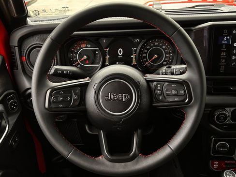 Used 2025 Jeep Wrangler Unlimited Rubicon image 12