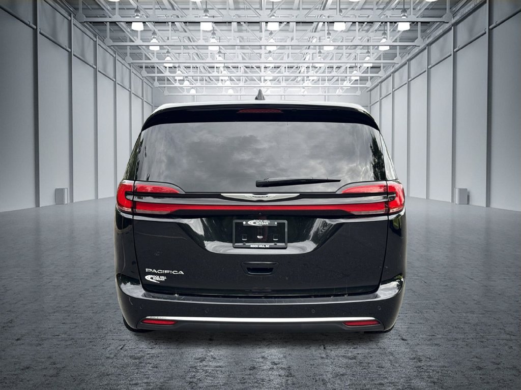Used 2024 Chrysler Pacifica Touring-L FWD image 7