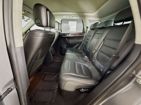 Used 2014 Volkswagen Touareg VR6 image 24