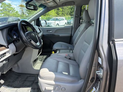 Used 2015 Toyota Sienna XLE Premium FWD image 11