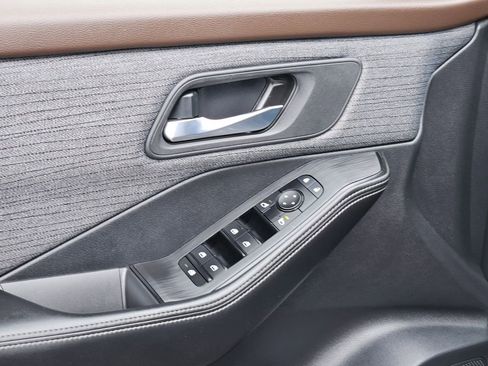 Used 2023 Nissan Rogue SV image 14