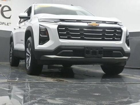 Used 2025 Chevrolet Equinox LT w/ Convenience Package II image 3