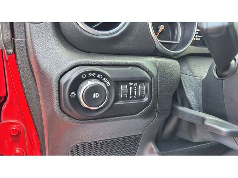Used 2019 Jeep Wrangler Unlimited Sahara w/ Uconnect 4C Nav & Sound Group AWD/4WD image 21