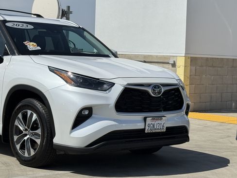 Used 2023 Toyota Highlander XLE FWD image 3