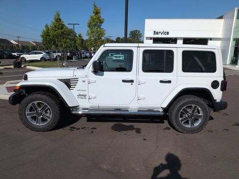 Used 2019 Jeep Wrangler Unlimited Sahara AWD/4WD image 2