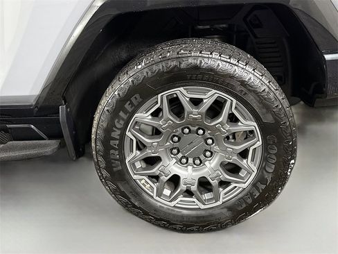 Used 2024 GMC Hummer EV 3X image 42