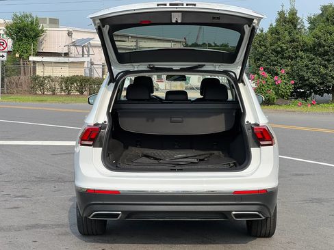 Used 2018 Volkswagen Tiguan SEL AWD/4WD image 44