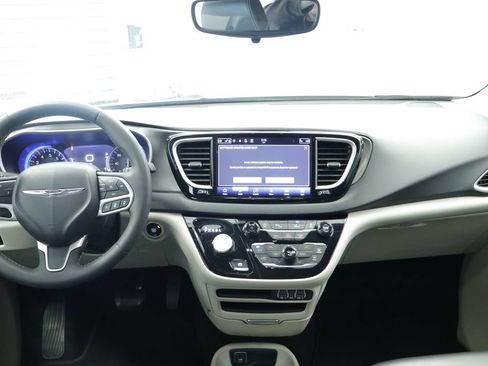 Certified 2023 Chrysler Pacifica Touring-L FWD image 24
