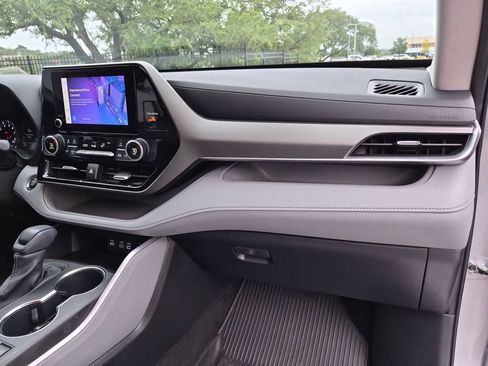 Used 2023 Toyota Highlander L FWD image 40