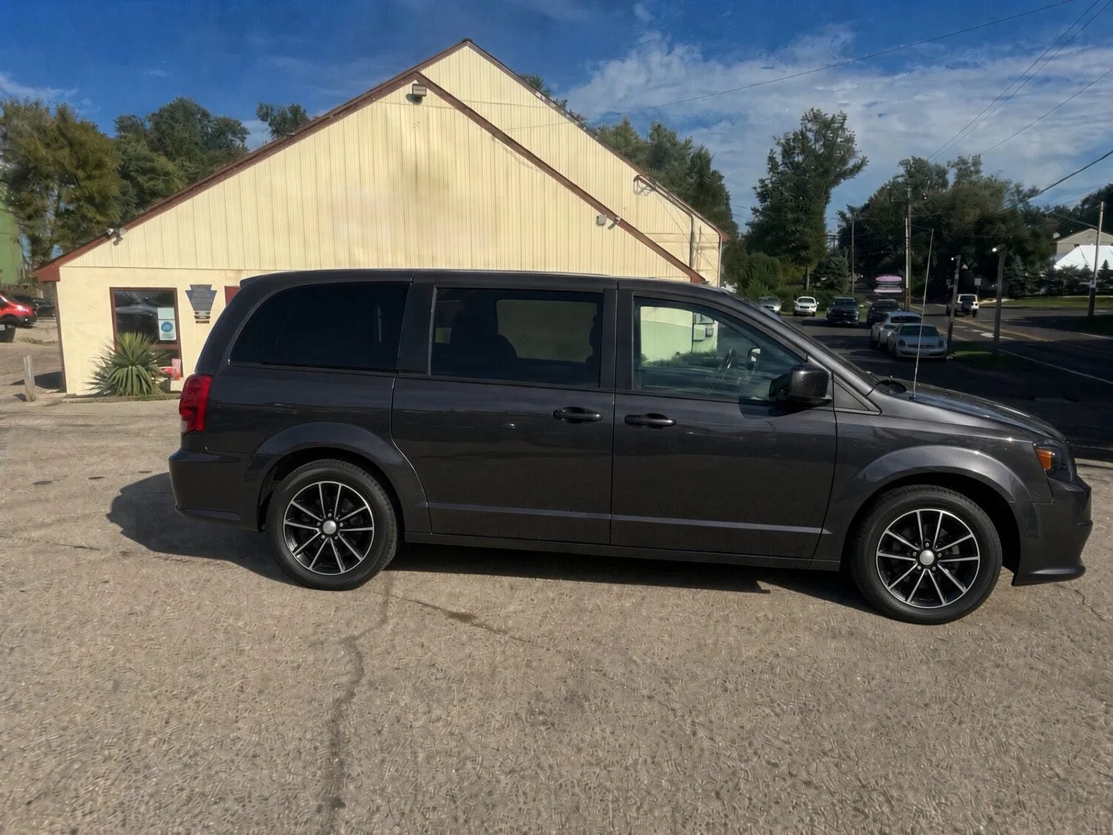 Used 2018 Dodge Grand Caravan SE FWD image 4