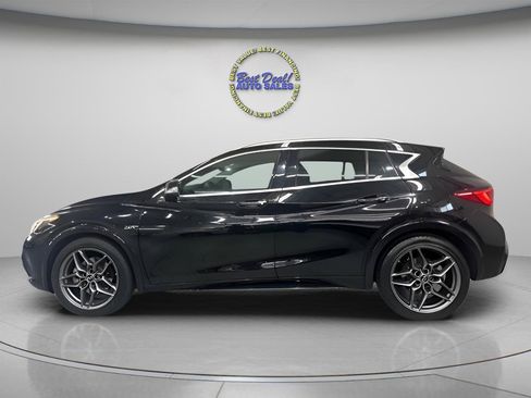 Used 2018 INFINITI QX30 Premium w/ Navigation Package FWD image 2