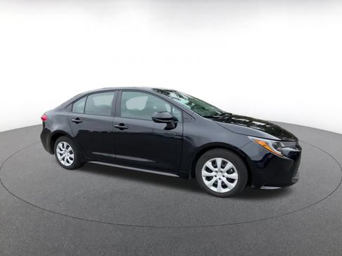 Used 2025 Toyota Corolla LE FWD image 2