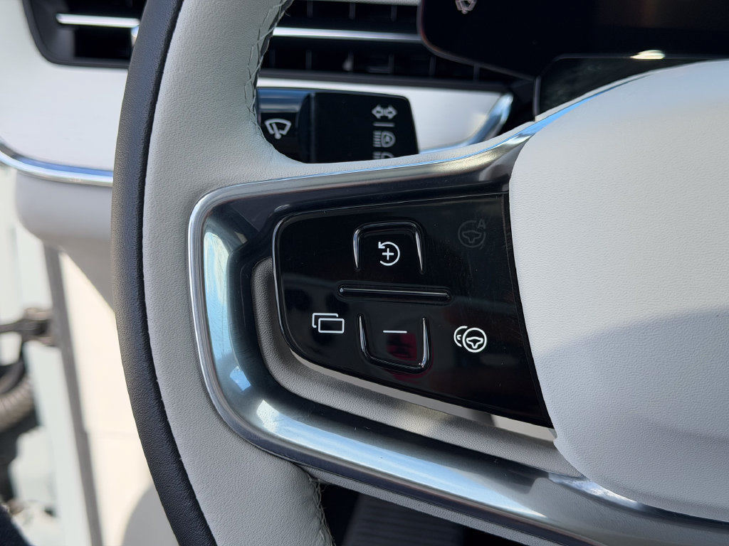 Certified 2025 Volvo EX90 Ultra AWD/4WD image 30