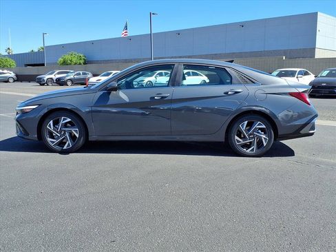 Used 2025 Hyundai Elantra Limited FWD image 2