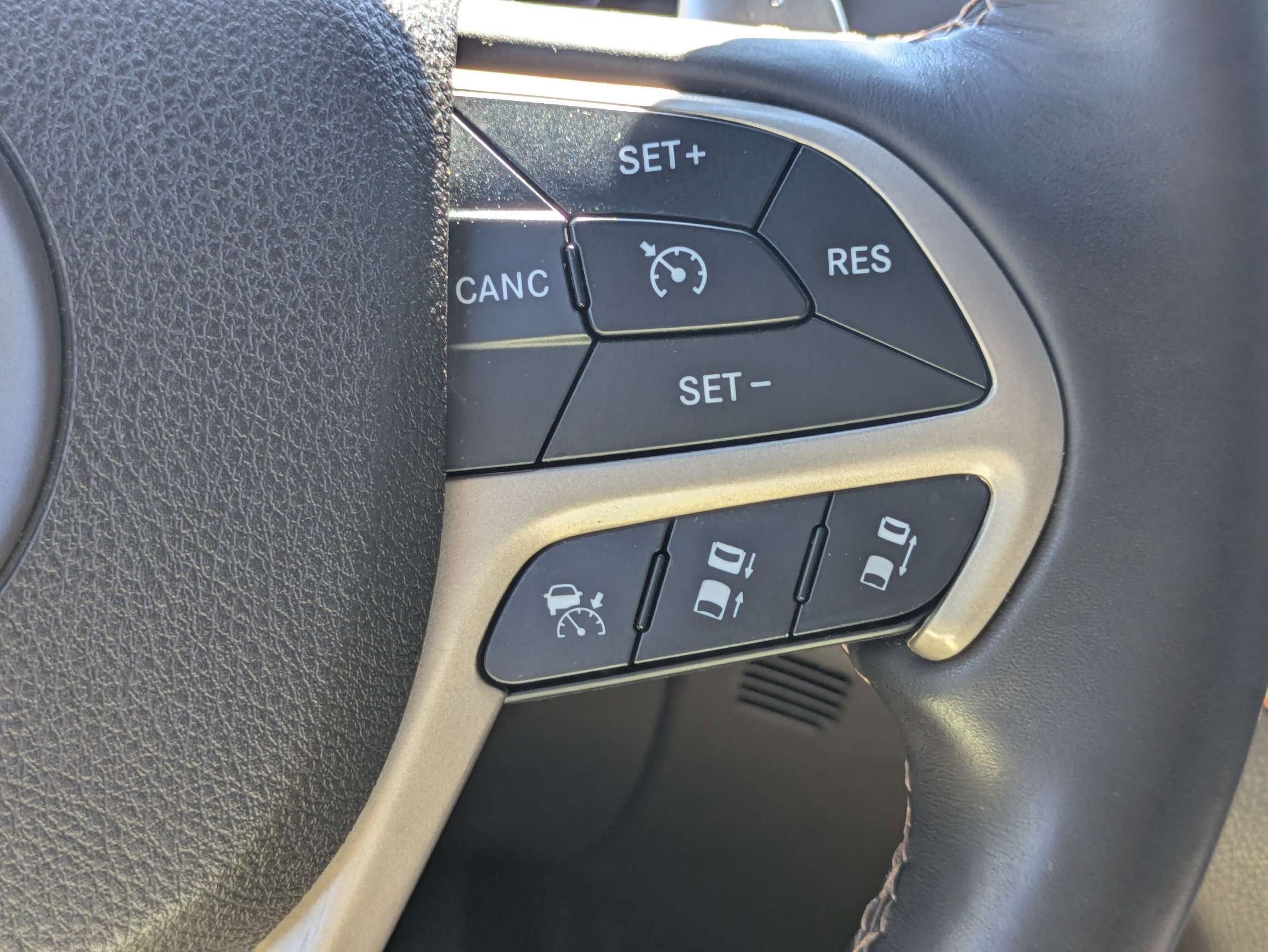 Used 2014 Jeep Grand Cherokee Summit AWD/4WD image 32