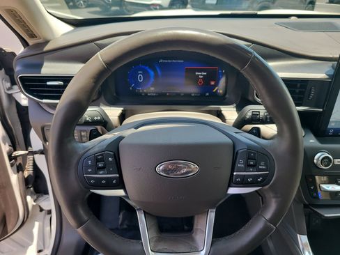 Used 2020 Ford Explorer Platinum w/ Premium Technology Package AWD/4WD image 26