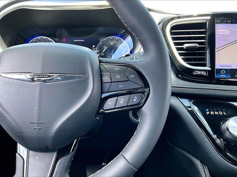 Used 2025 Chrysler Pacifica Limited FWD image 25