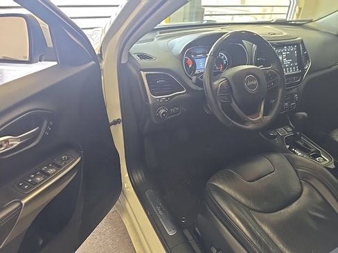 Used 2019 Jeep Cherokee Overland w/ Technology Group AWD/4WD image 5
