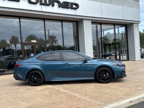 Used 2025 Toyota Camry SE FWD image 2