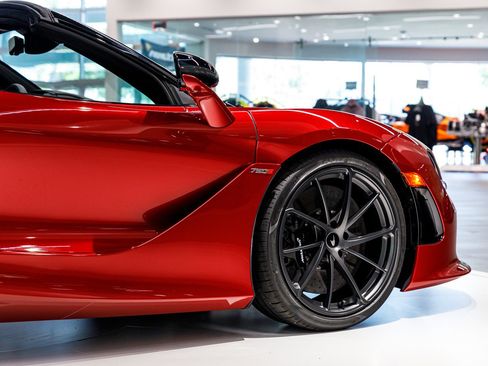 Used 2027 McLaren 750S Spider RWD image 38