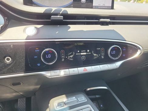 Certified 2024 Genesis GV70 2.5T AWD/4WD image 30