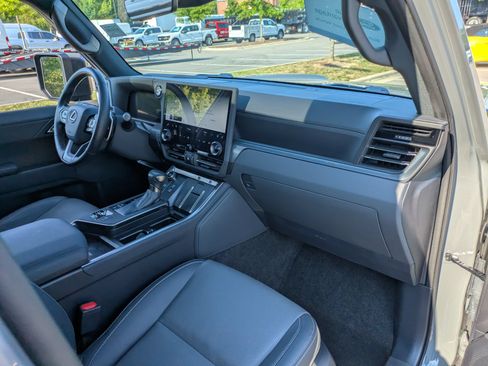 Used 2024 Lexus GX 550 w/ Accessory Package (Z1) AWD/4WD image 39
