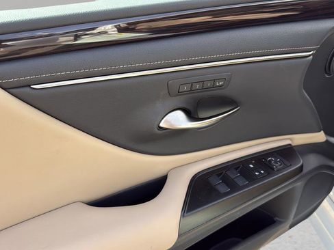 Used 2019 Lexus ES 350 w/ Premium Package FWD image 11