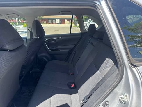 Used 2019 Toyota RAV4 LE FWD image 10