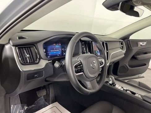 Used 2025 Volvo XC60 B5 Plus image 19