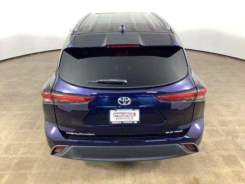 Used 2022 Toyota Highlander XLE AWD/4WD image 11