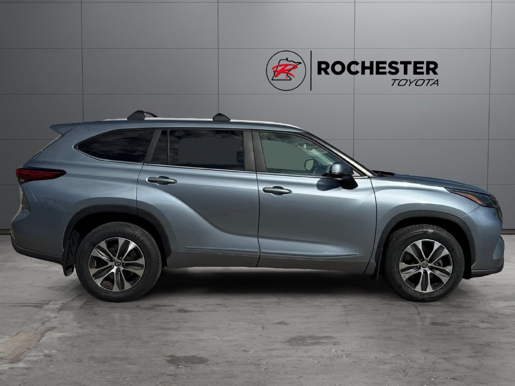 Used 2023 Toyota Highlander XLE AWD/4WD image 6