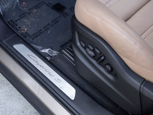 Certified 2025 Porsche Cayenne S AWD/4WD image 31