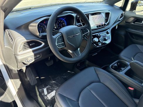 New 2026 Chrysler Pacifica Select image 11