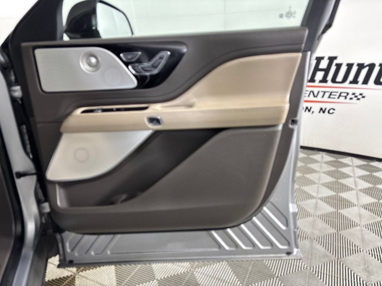 Used 2020 Lincoln Aviator Reserve w/ Equipment Group 201A AWD/4WD image 33