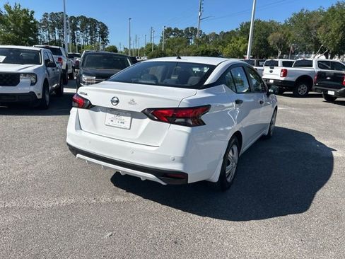Used 2022 Nissan Versa S FWD image 4