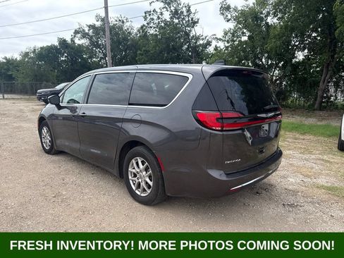Used 2023 Chrysler Pacifica Touring-L FWD image 4