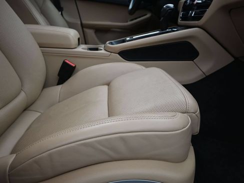 Used 2024 Porsche Macan AWD/4WD image 25