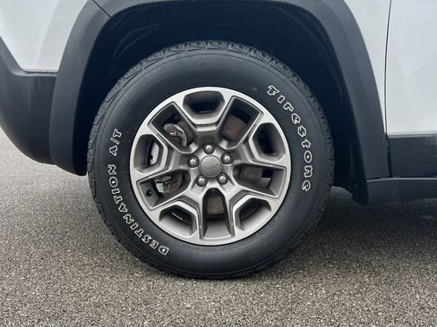 Used 2021 Jeep Cherokee Trailhawk image 11