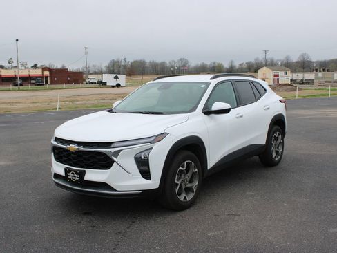 Used 2025 Chevrolet Trax LT w/ LT Convenience Package image 4