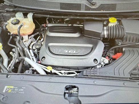 Used 2018 Chrysler Pacifica Touring Plus w/ Tire & Wheel Group FWD image 13