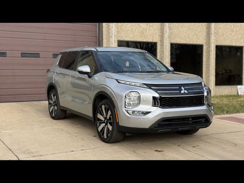 Used 2025 Mitsubishi Outlander SE image 1