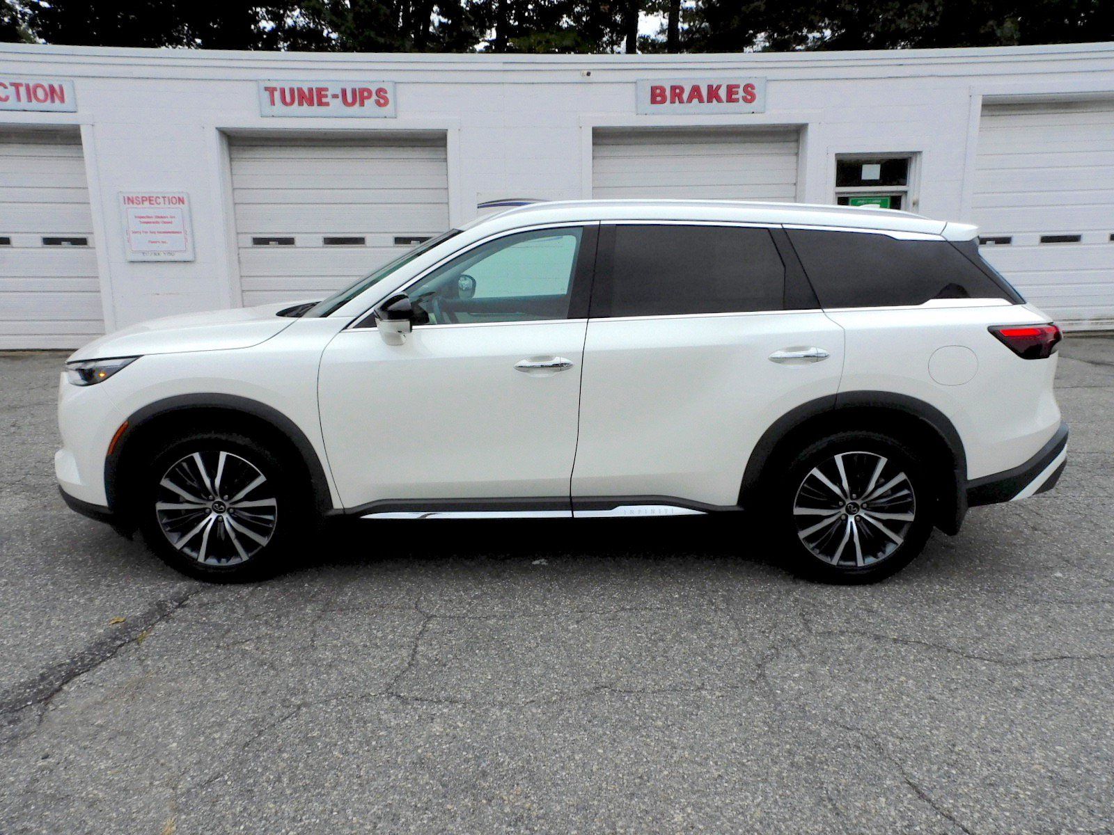 Used 2023 INFINITI QX60 Sensory AWD/4WD image 2