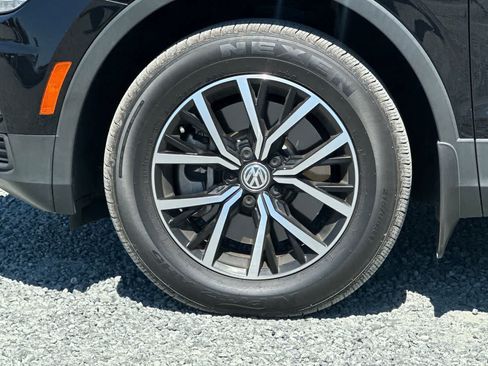 Used 2021 Volkswagen Tiguan SE w/ Panoramic Sunroof Package AWD/4WD image 12