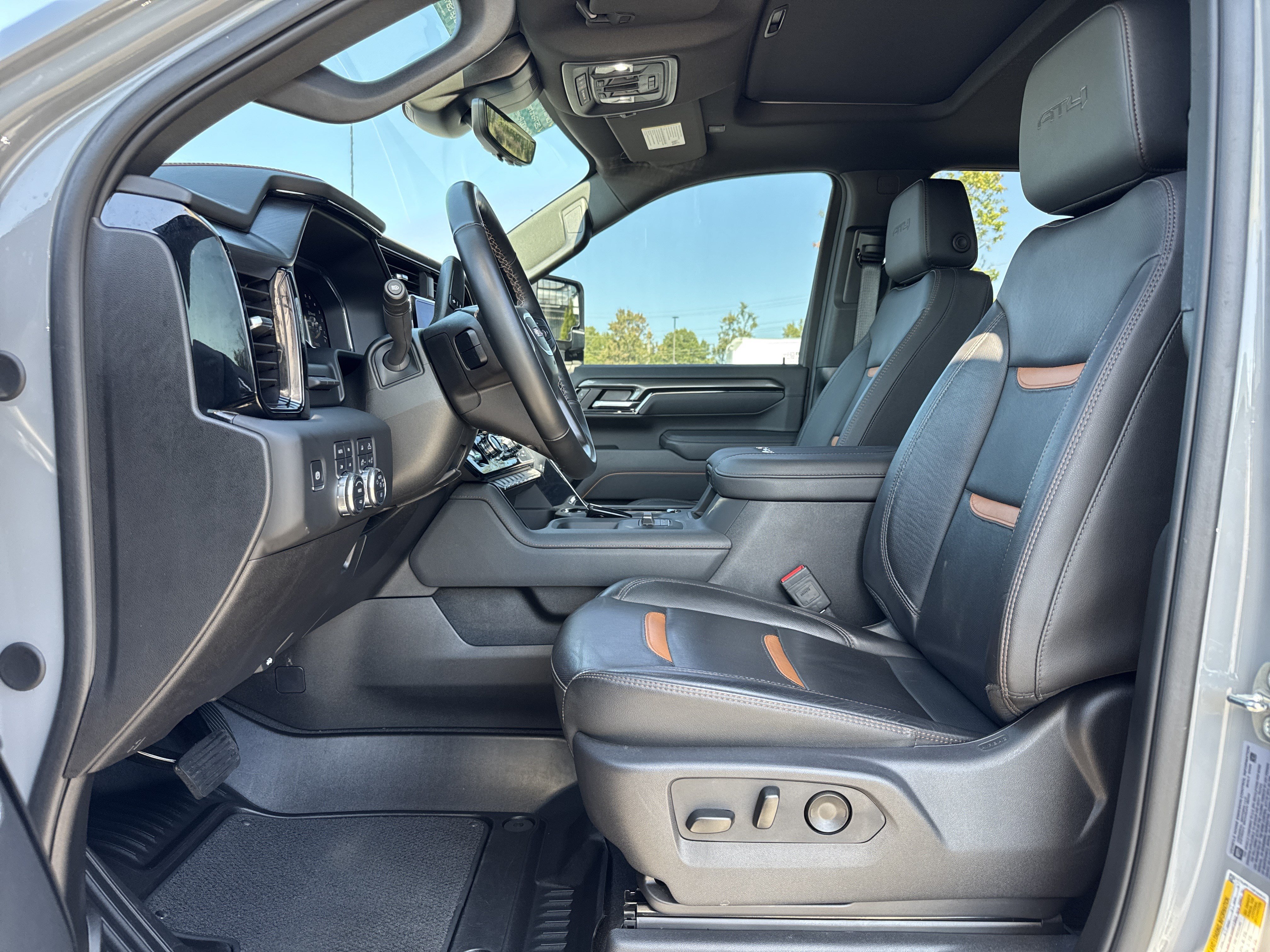 Used 2025 GMC Sierra 2500 AT4 w/ AT4 Premium Plus Package AWD/4WD image 17