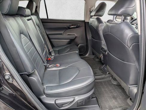 Used 2022 Toyota Highlander XLE AWD/4WD image 23