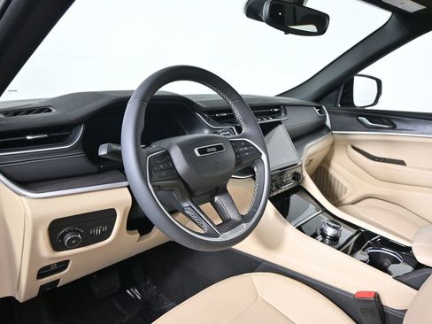 Used 2023 Jeep Grand Cherokee Limited image 23