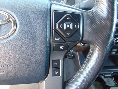 Used 2018 Toyota Tacoma TRD Sport AWD/4WD image 17